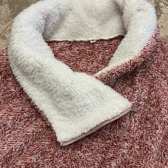 2 sherpas. Small. Adjustable zip collar. Soft and stretch with pockets. - Picture 12 of 14